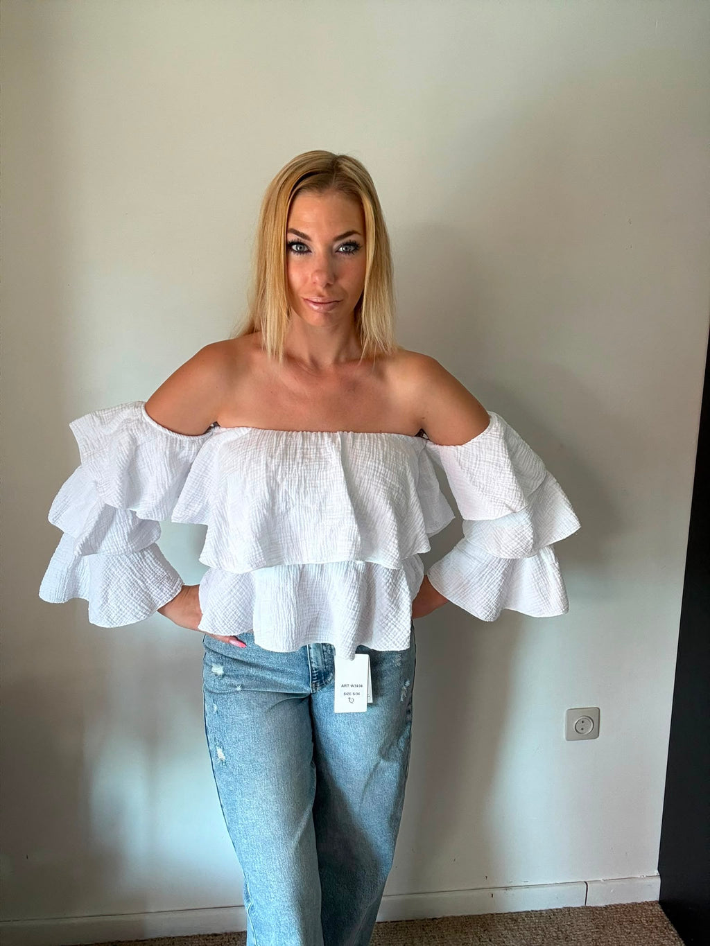 White Off Shoulder Ruffle Top - frontaal