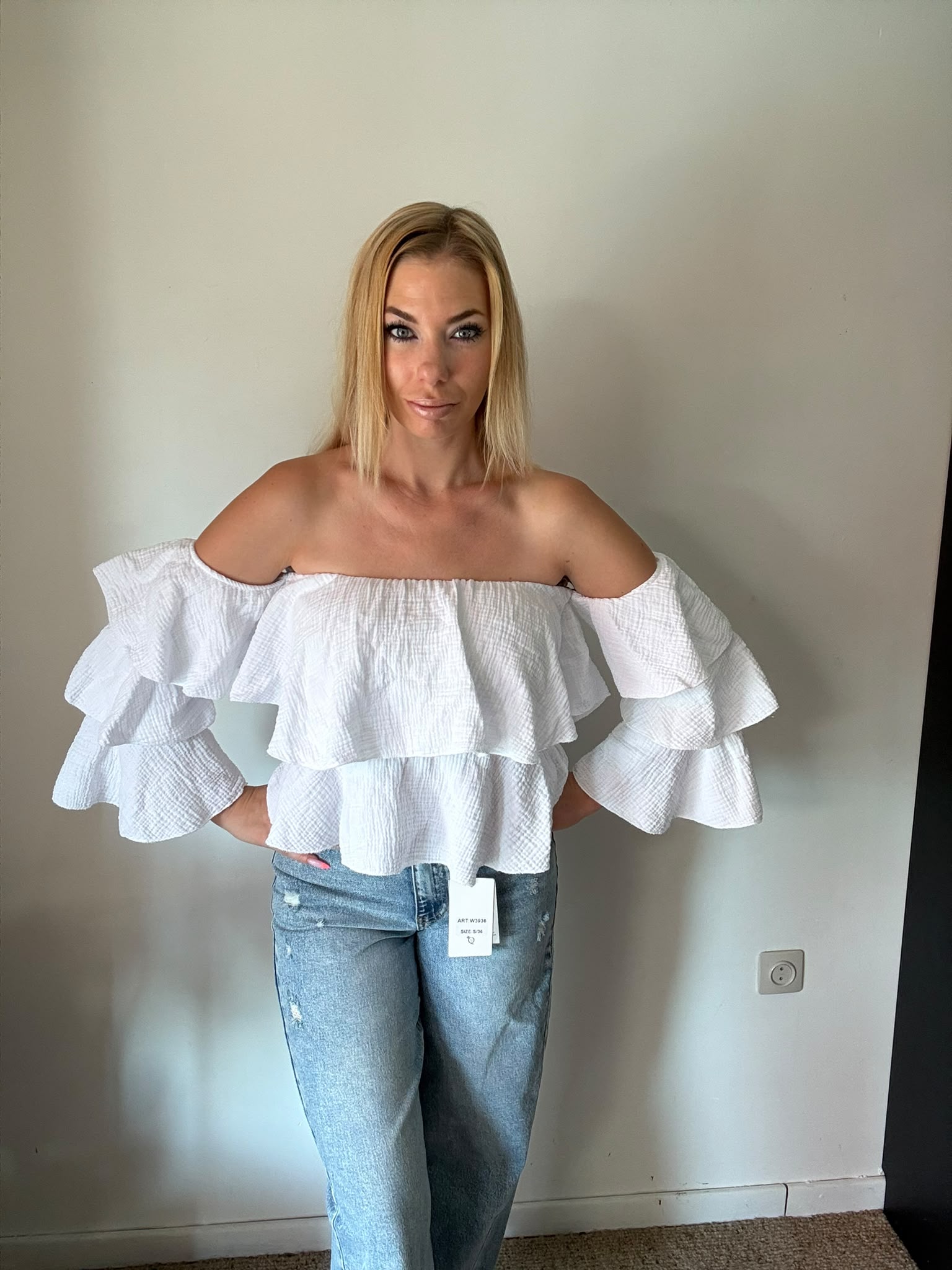 White Off Shoulder Ruffle Top - frontaal