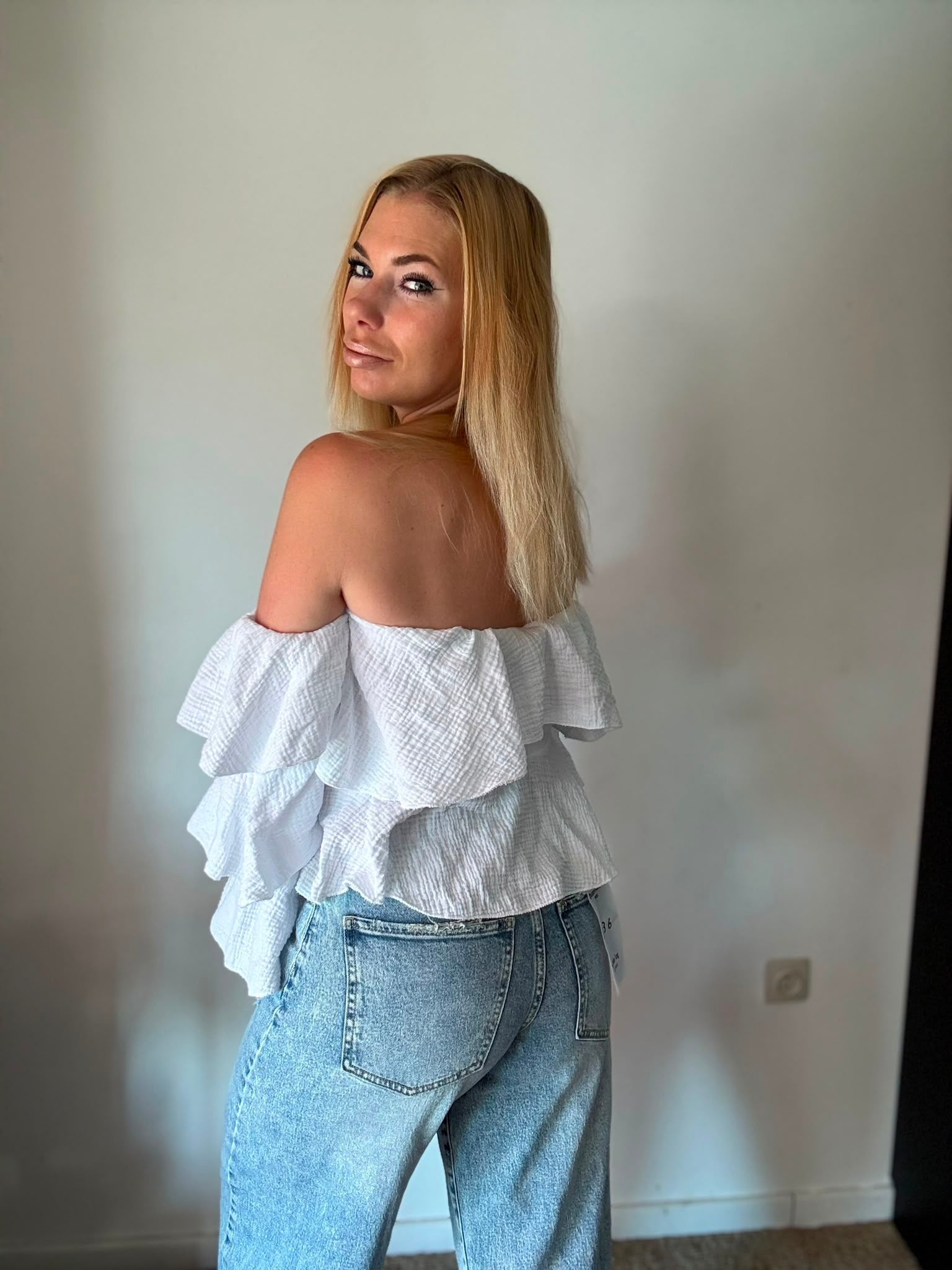 White Off Shoulder Ruffle Top - achterkant