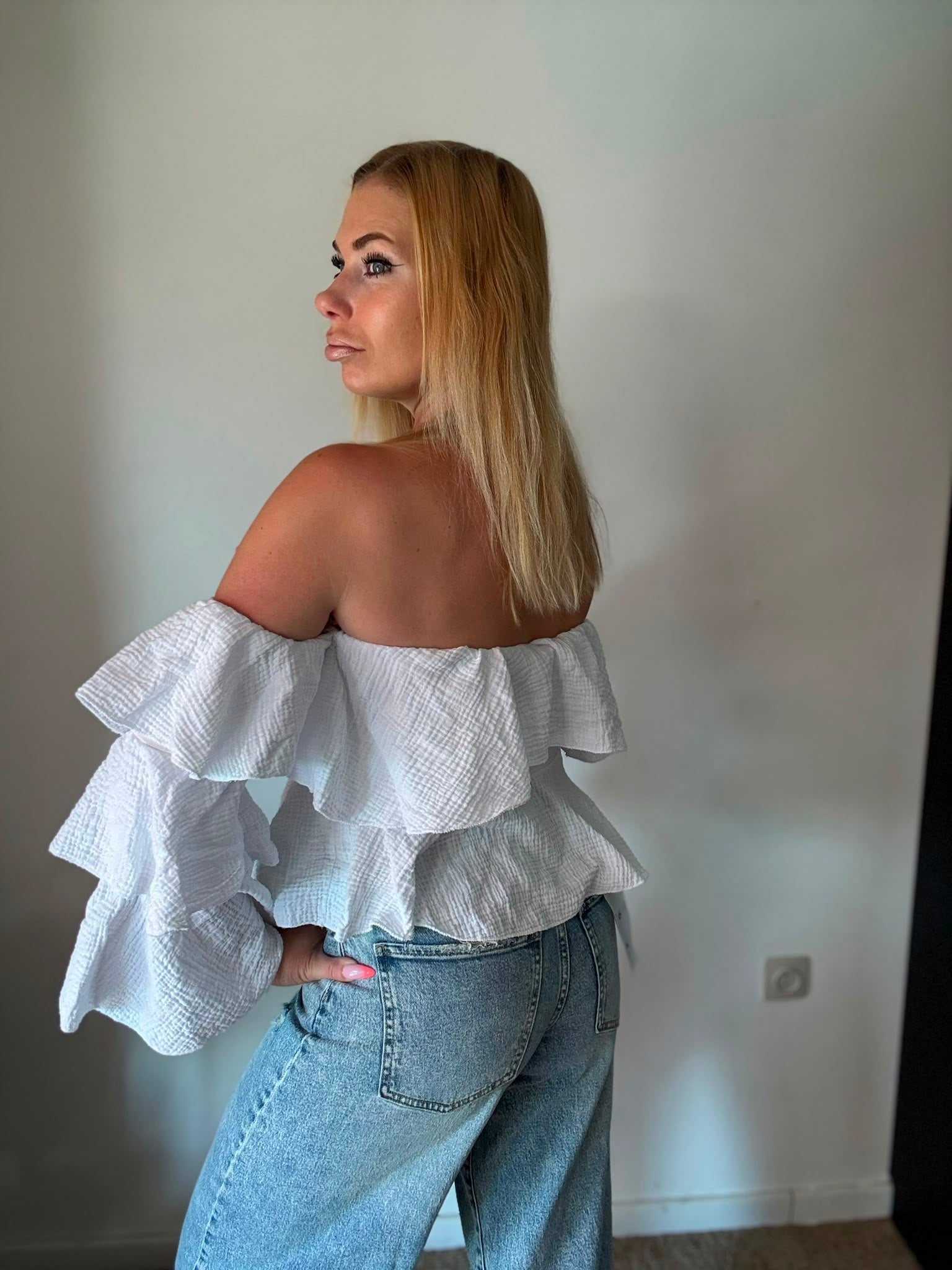 White Off Shoulder Ruffle Top - zijaanzicht achter
