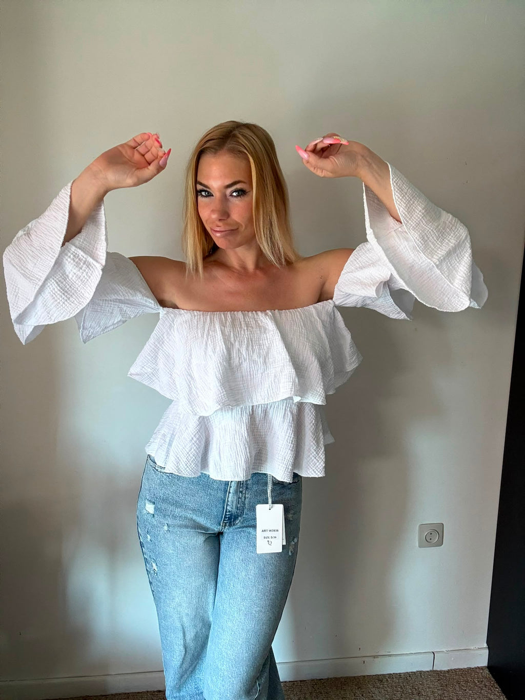 White Off Shoulder Ruffle Top - armen omhoog