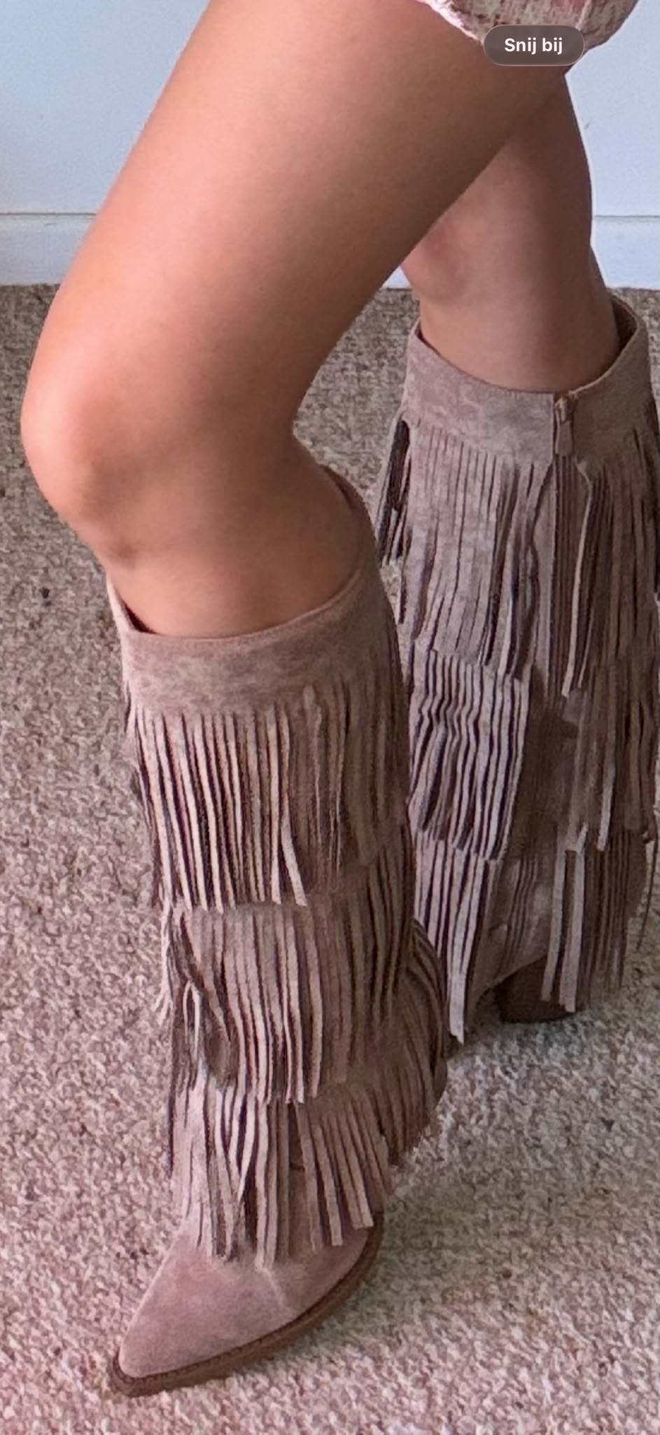 Taupe Fringe Cowboy Boots - franjes detail buiten