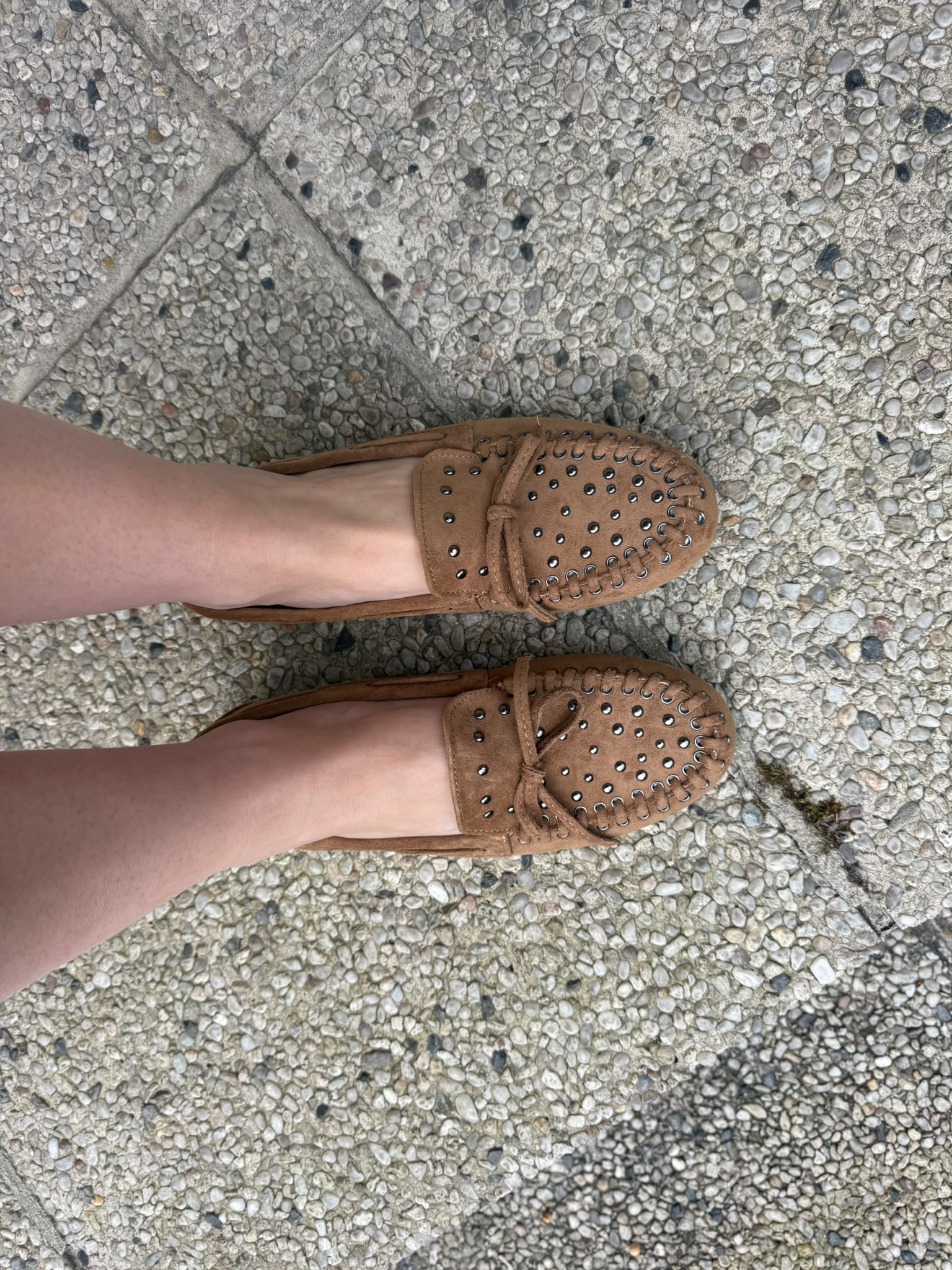 Camel Studded Loafers gedragen bovenaanzicht