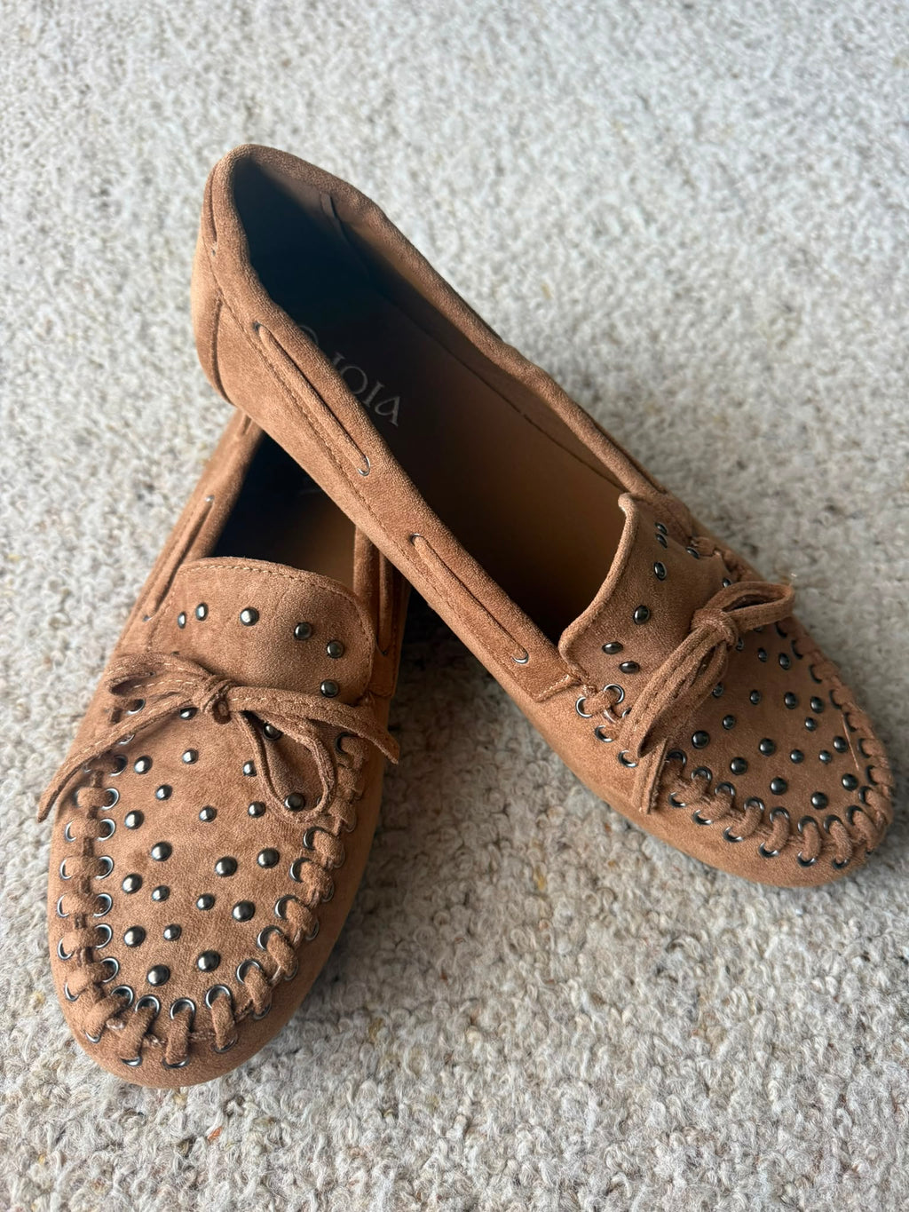 Camel Studded Loafers zijaanzicht
