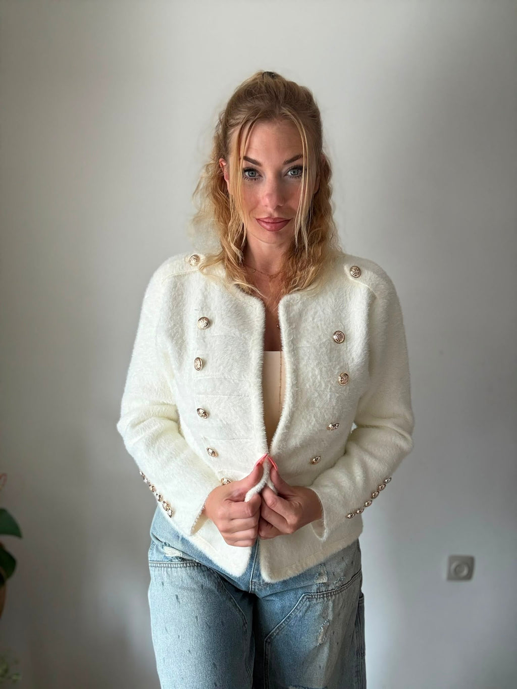 Demi Vestje Ecru - studio