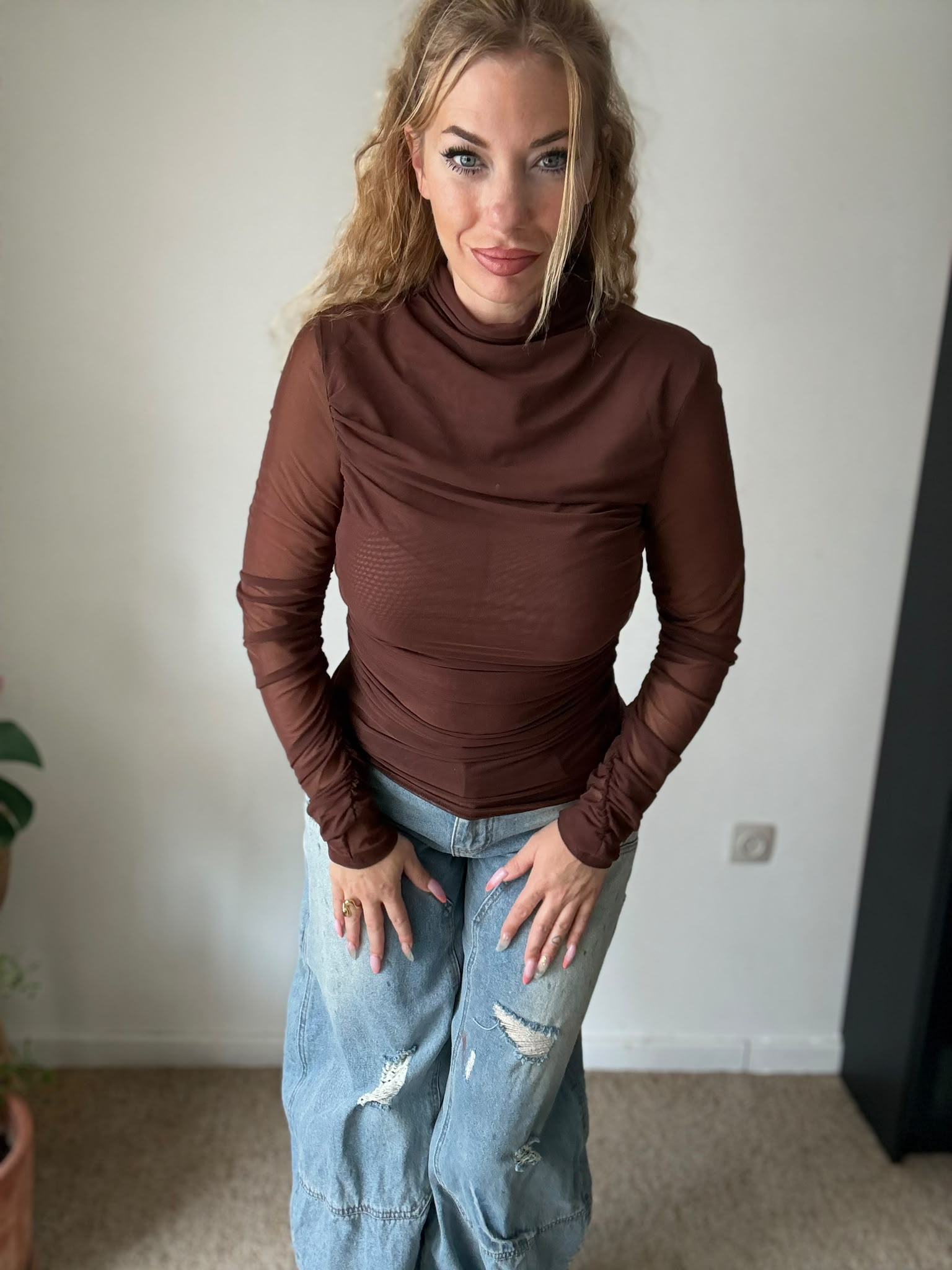 Elodie Top Bruin - studio look 1