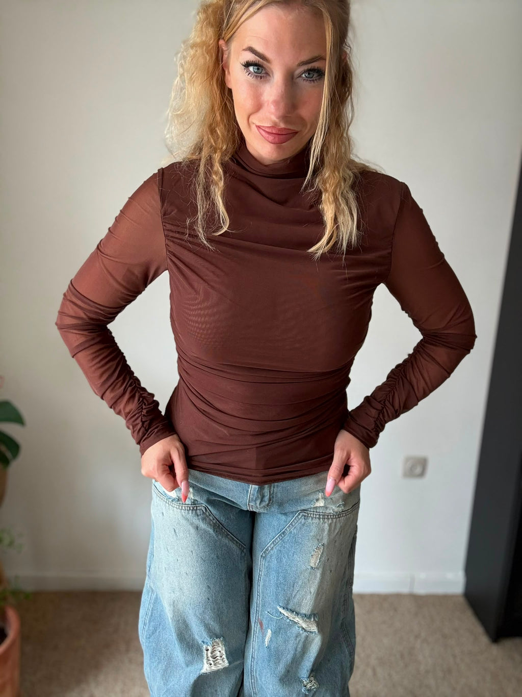 Elodie Top Bruin - studio look 2