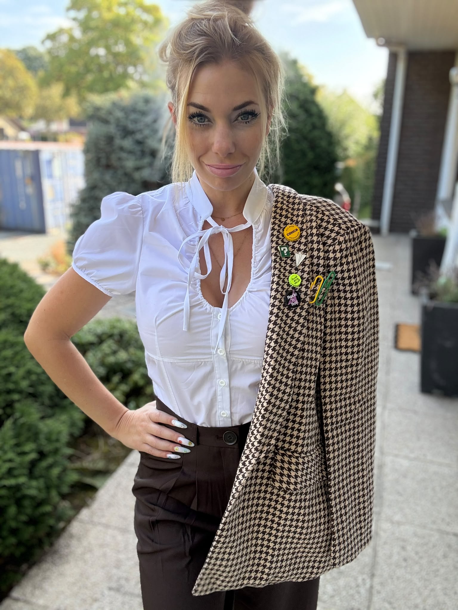 Pied-de-Poule Blazer detail pins