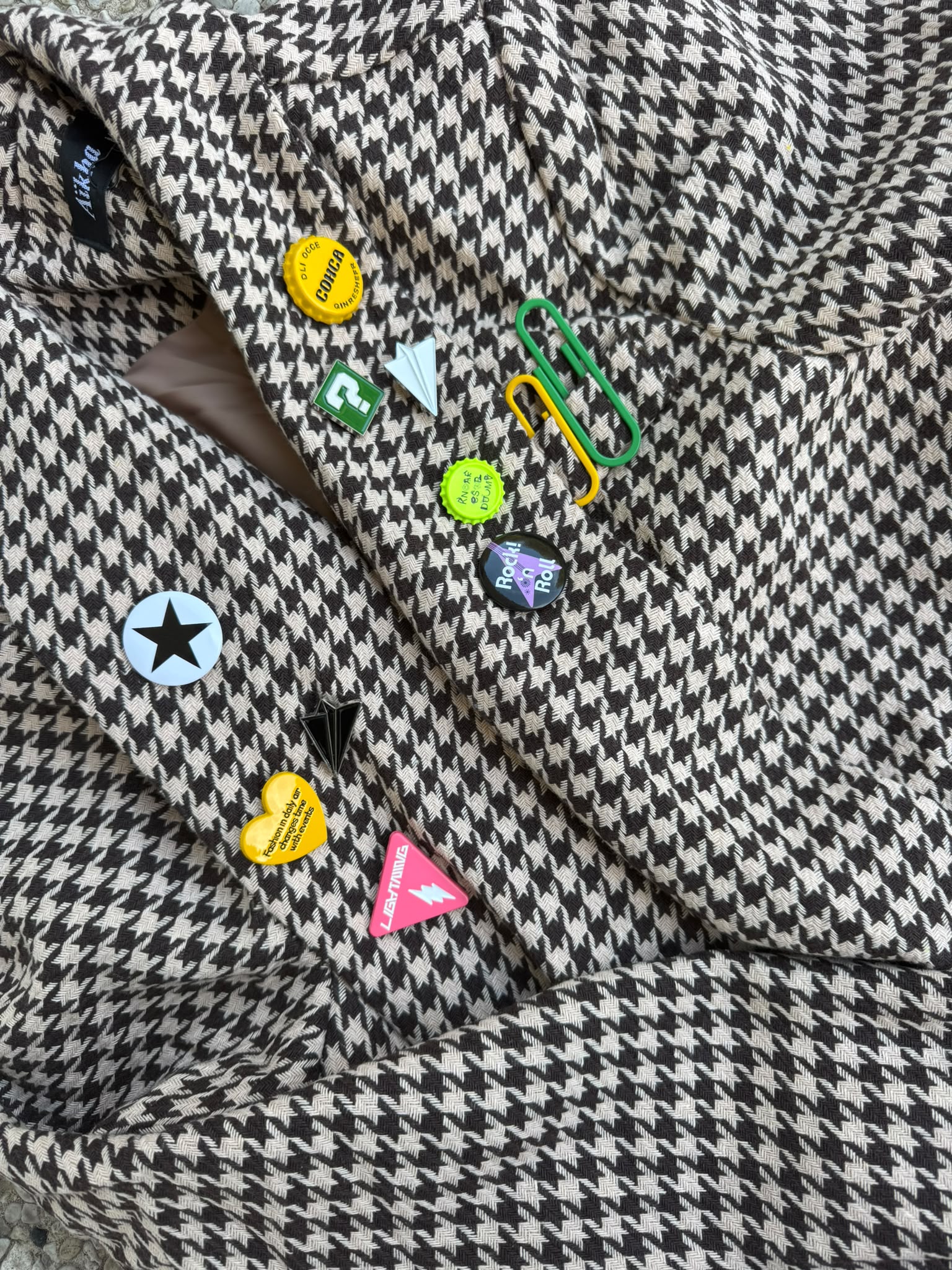 Pied-de-Poule Blazer pins close-up