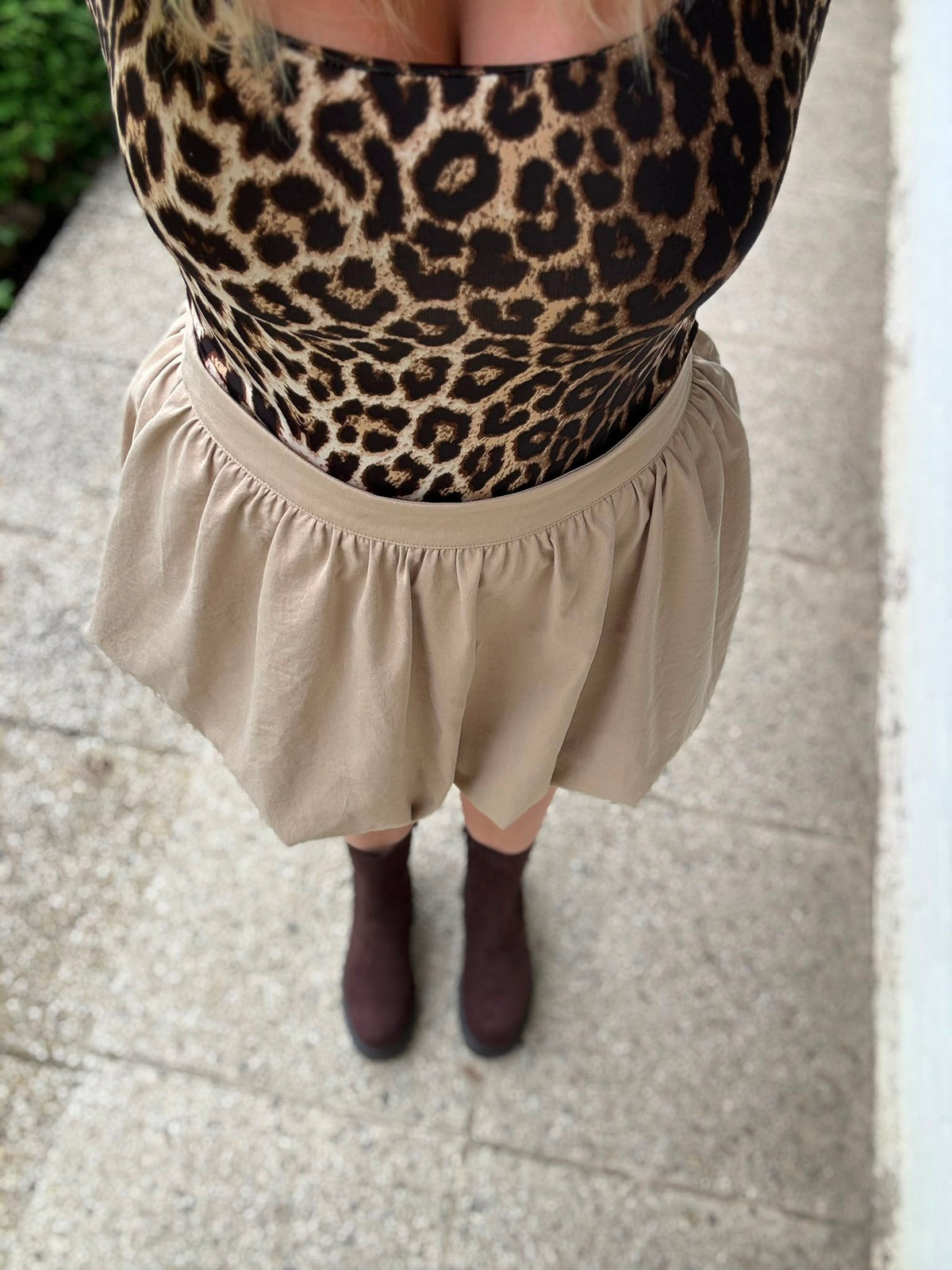 Brown Chelsea Boots gestyled met rok