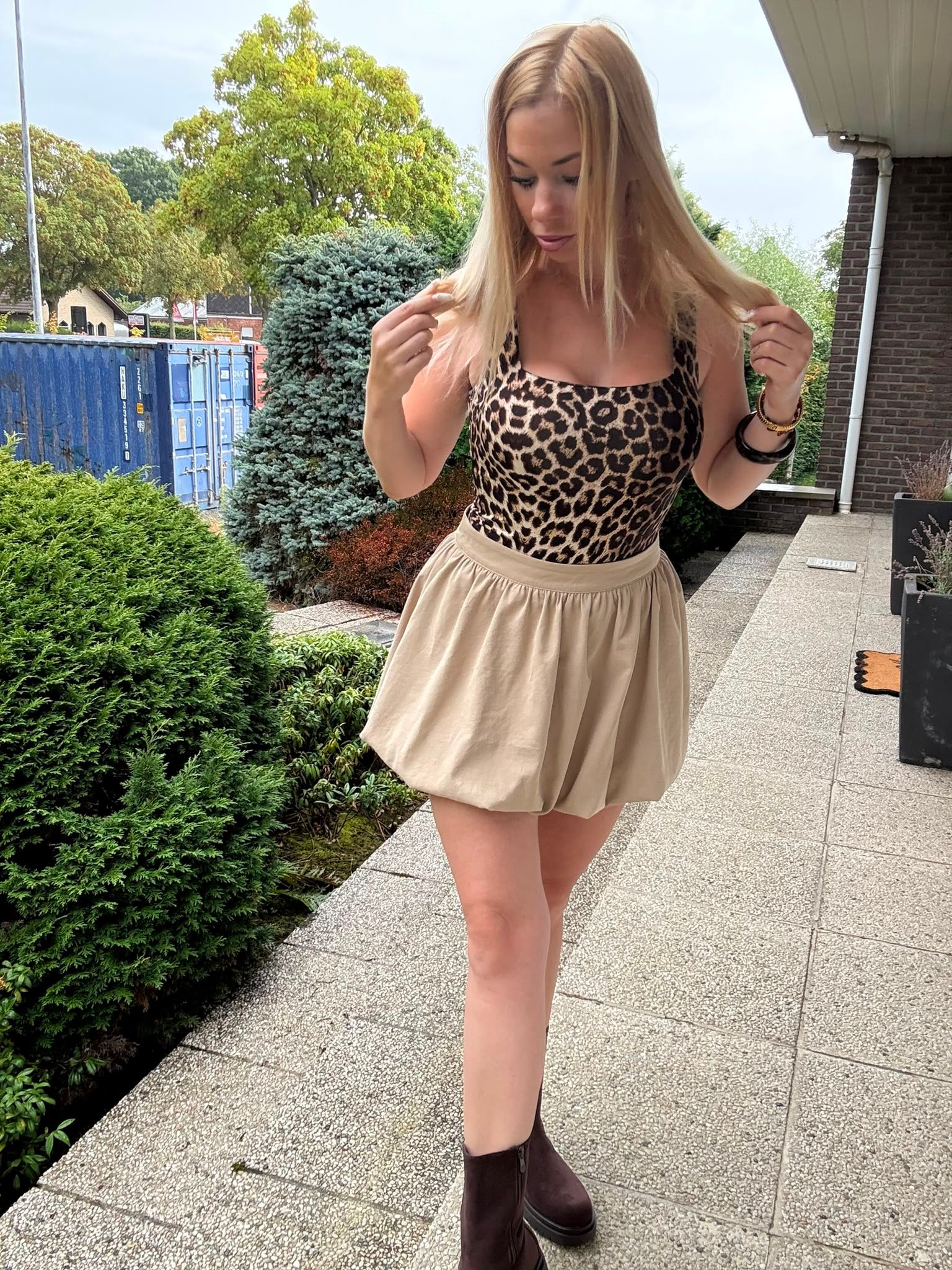 Brown Chelsea Boots outfit look