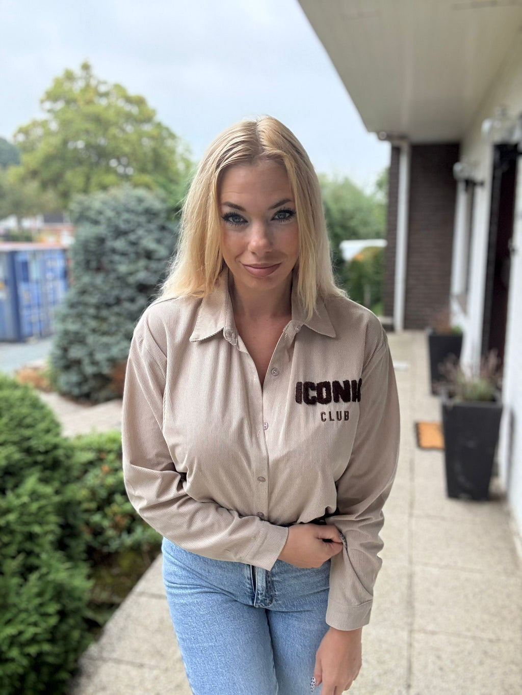 Iconic Club Blouse Beige styling