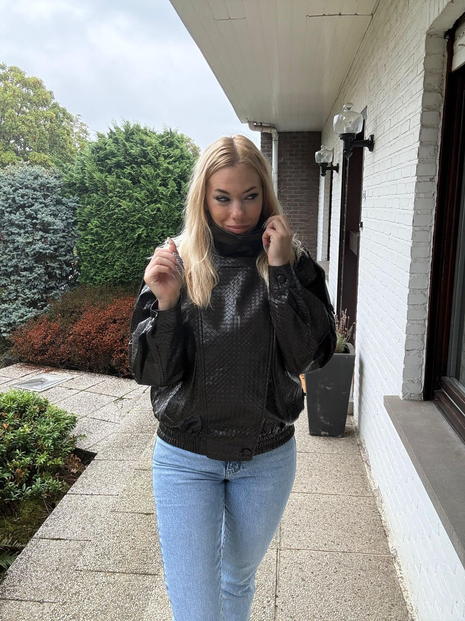 Fenna Jacket Brown voorkant ontspannen