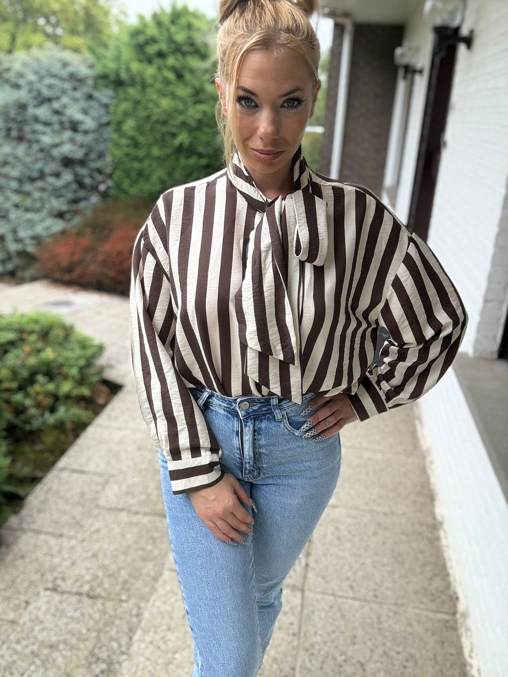 Striped Bow Blouse Brown voorkant neutraal