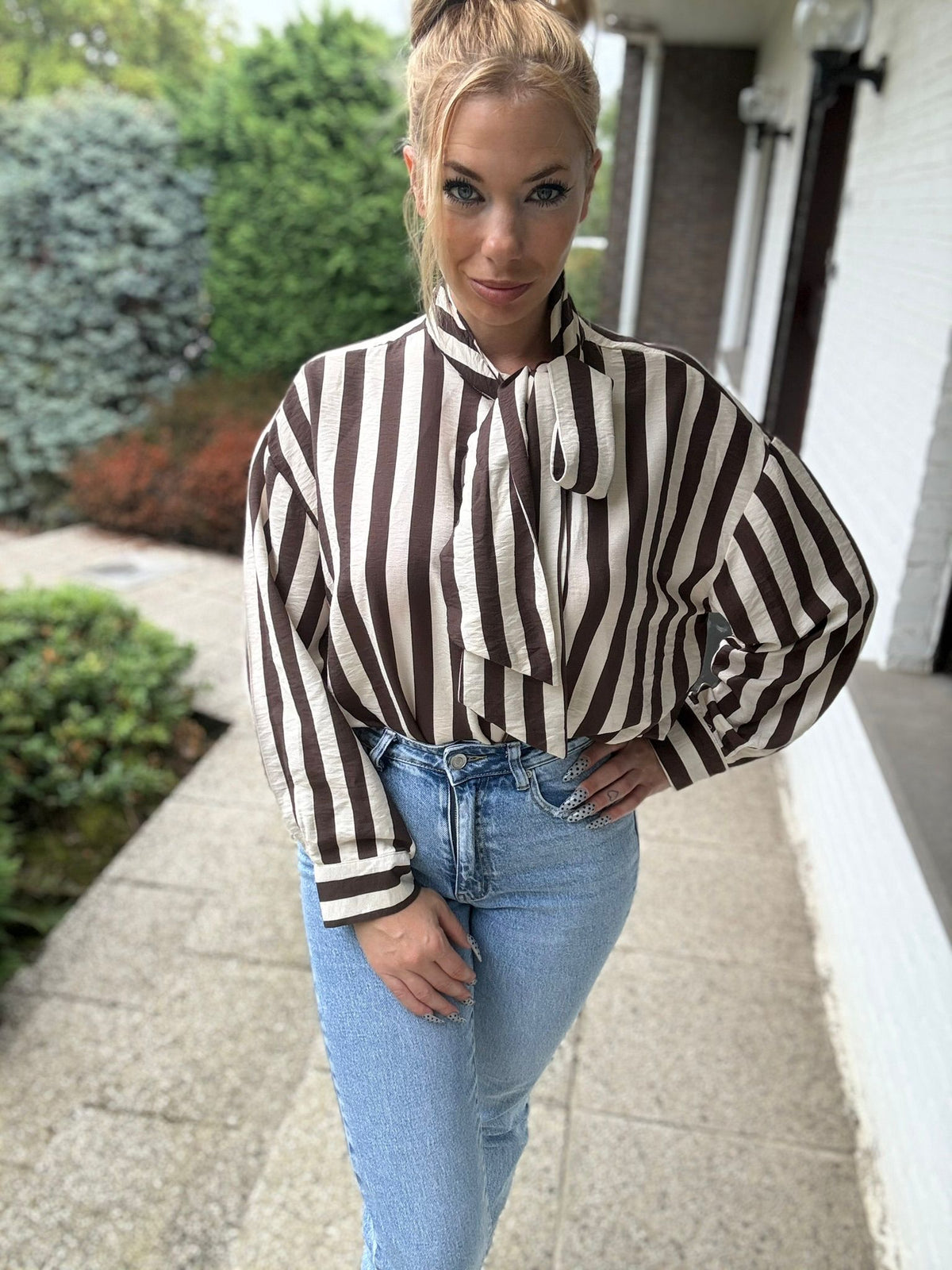 Striped Bow Blouse Brown voorkant neutraal