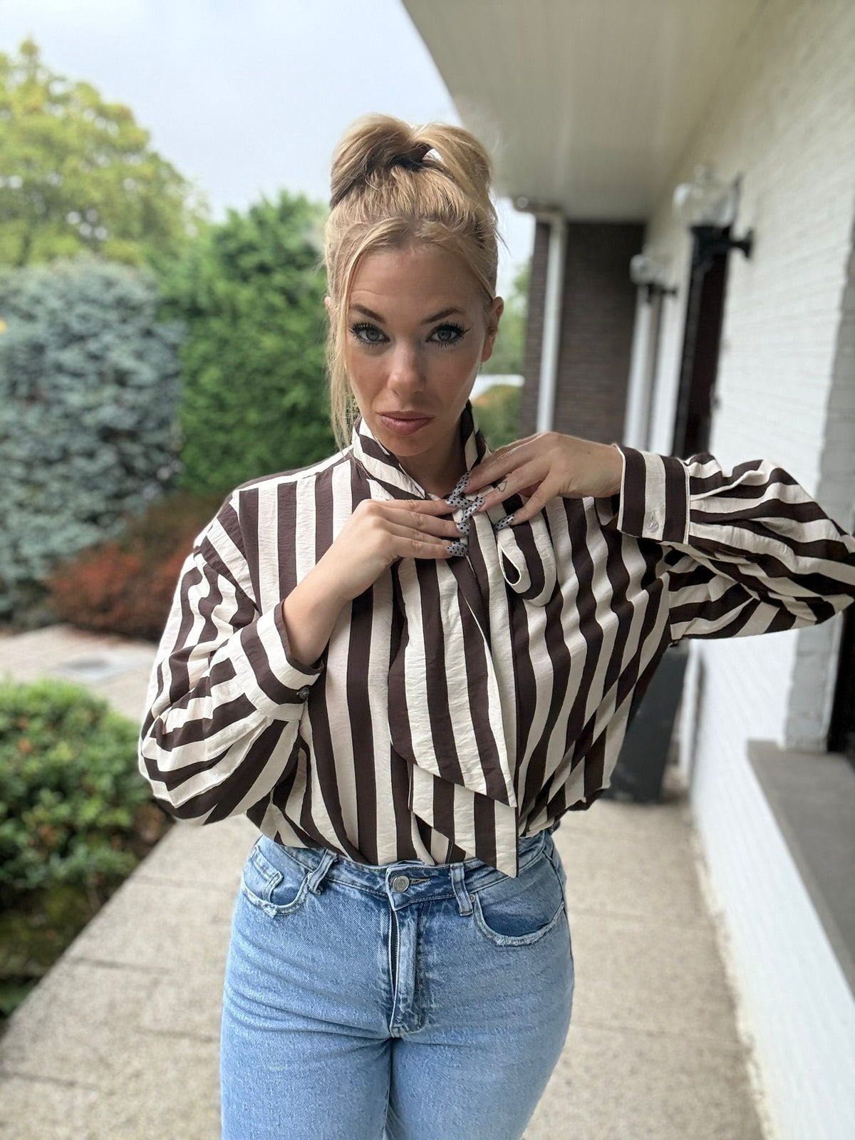 Striped Bow Blouse Brown strikdetail close-up