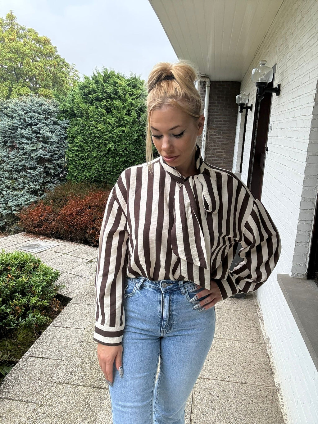 Striped Bow Blouse Brown neerblikkend