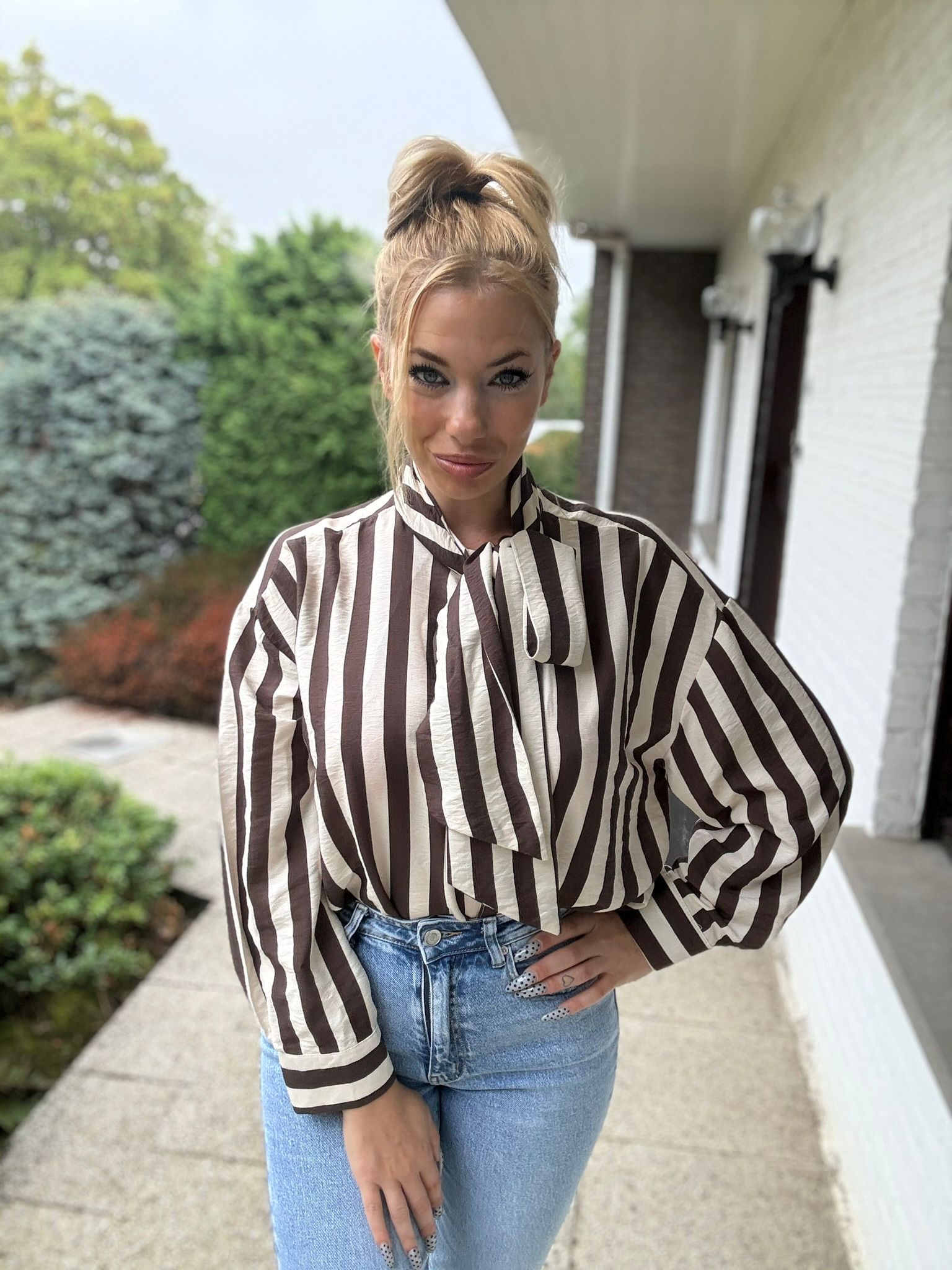Striped Bow Blouse Brown voorkant glimlach