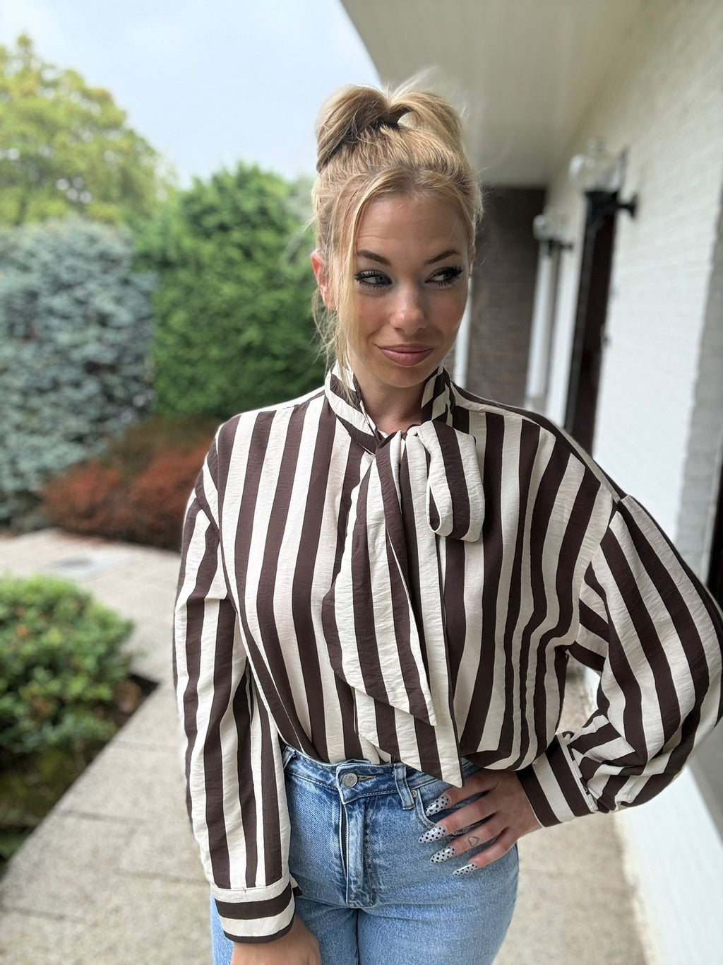 Striped Bow Blouse Brown zijkant neerblikkend