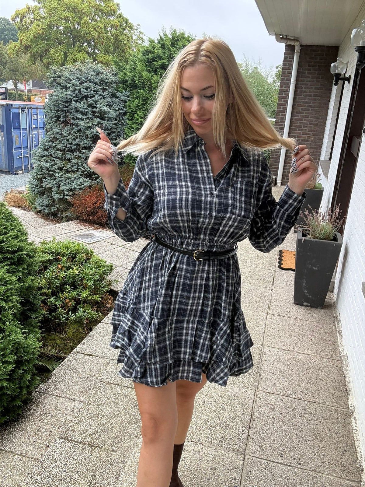 Luca Dress Blue neerblikkend