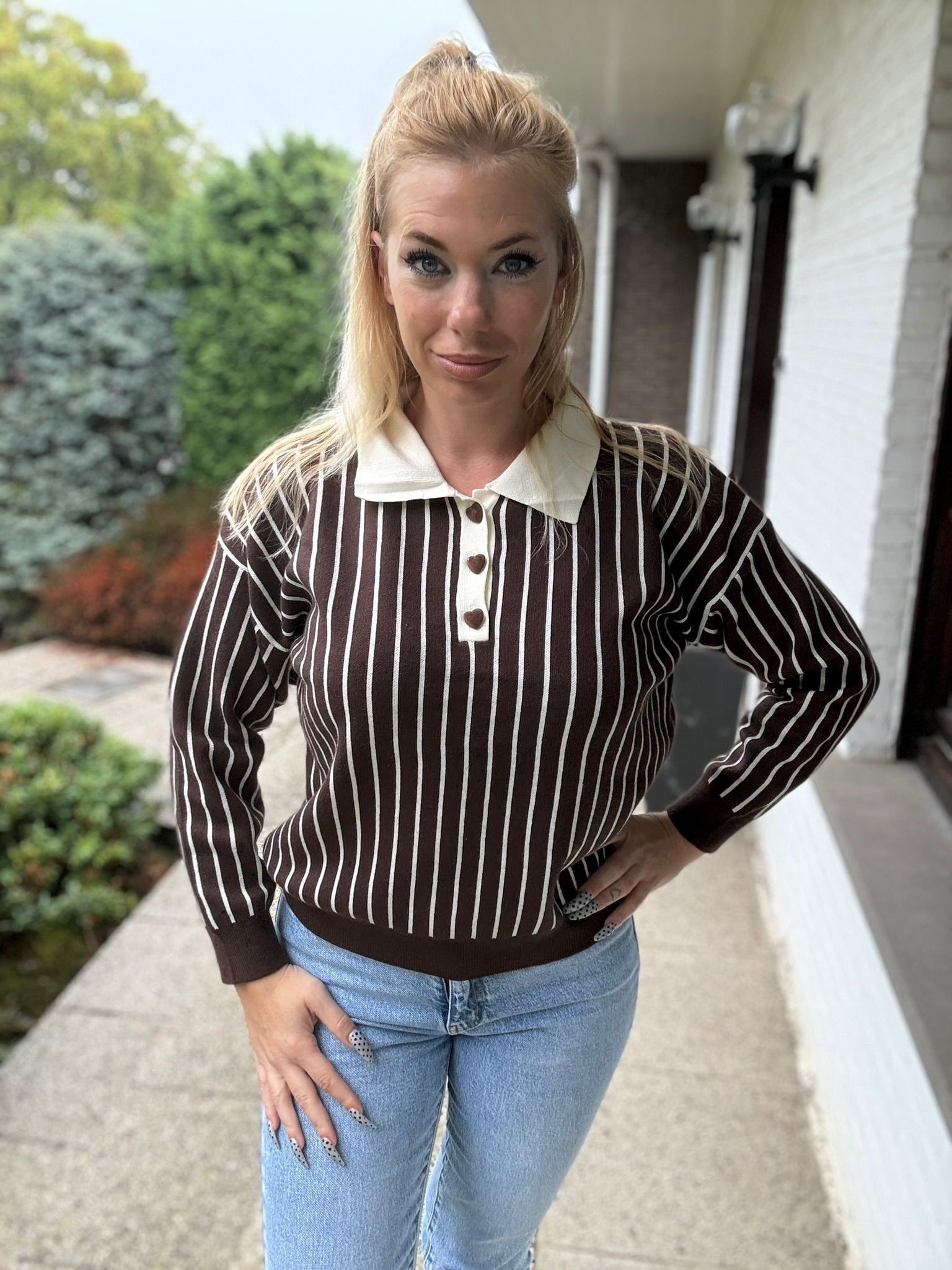 Lois Sweater Brown voorkant handen op heup