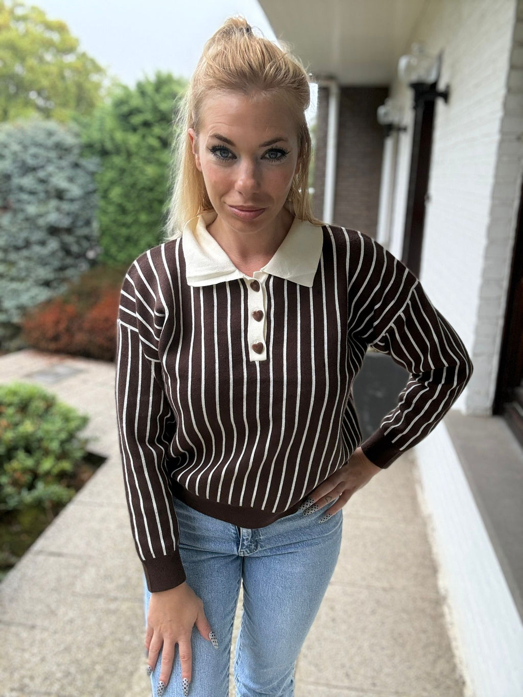 Lois Sweater Brown voorkant glimlach