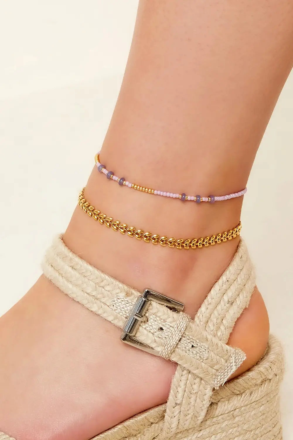 Gold Leaf Anklet gedragen
