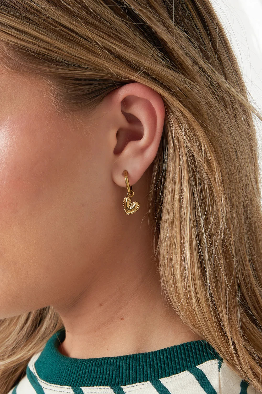 Gold Heart Charm Hoops gedragen