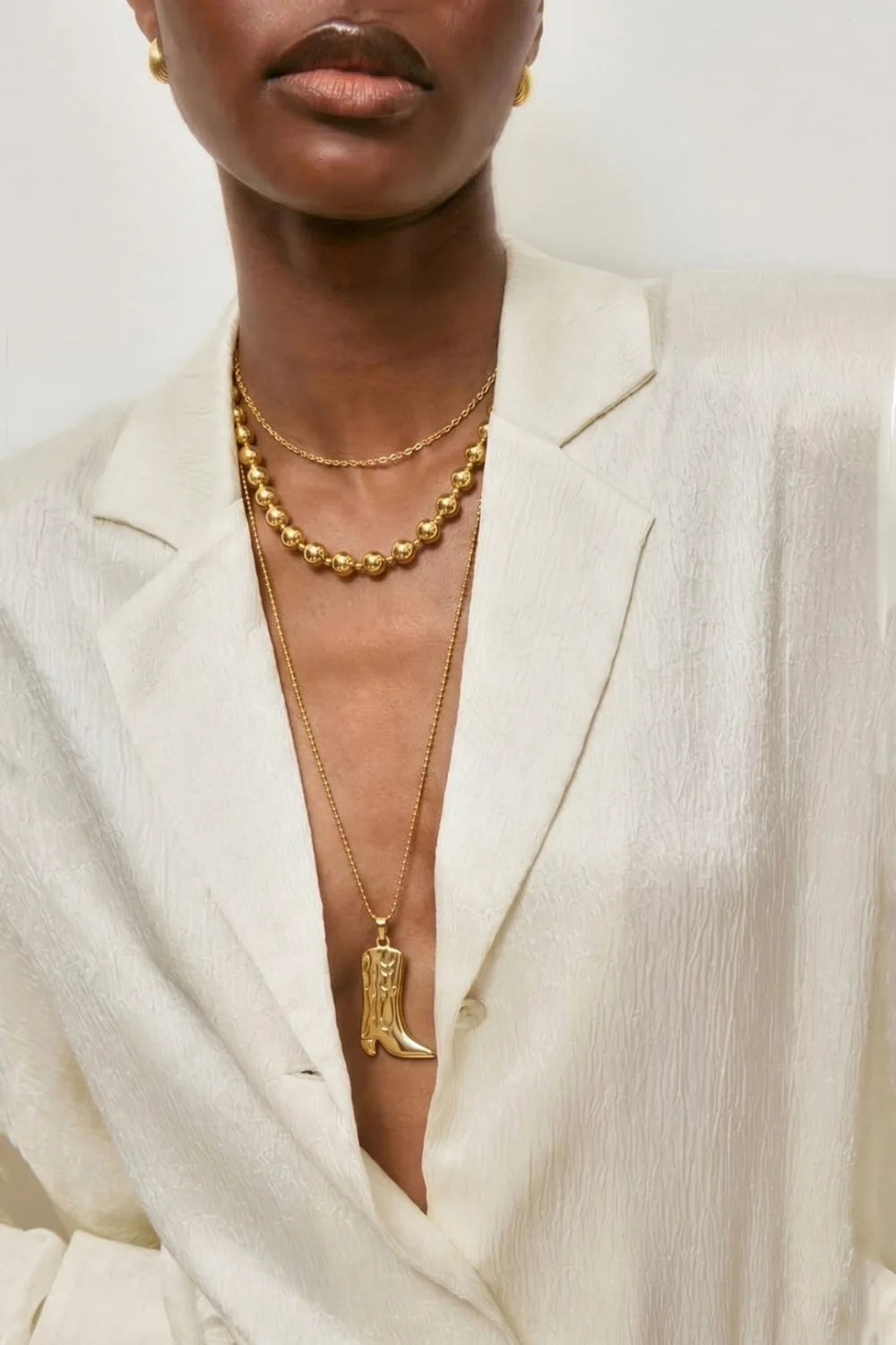 Cowboy Boot Necklace Gold gedragen gestapeld