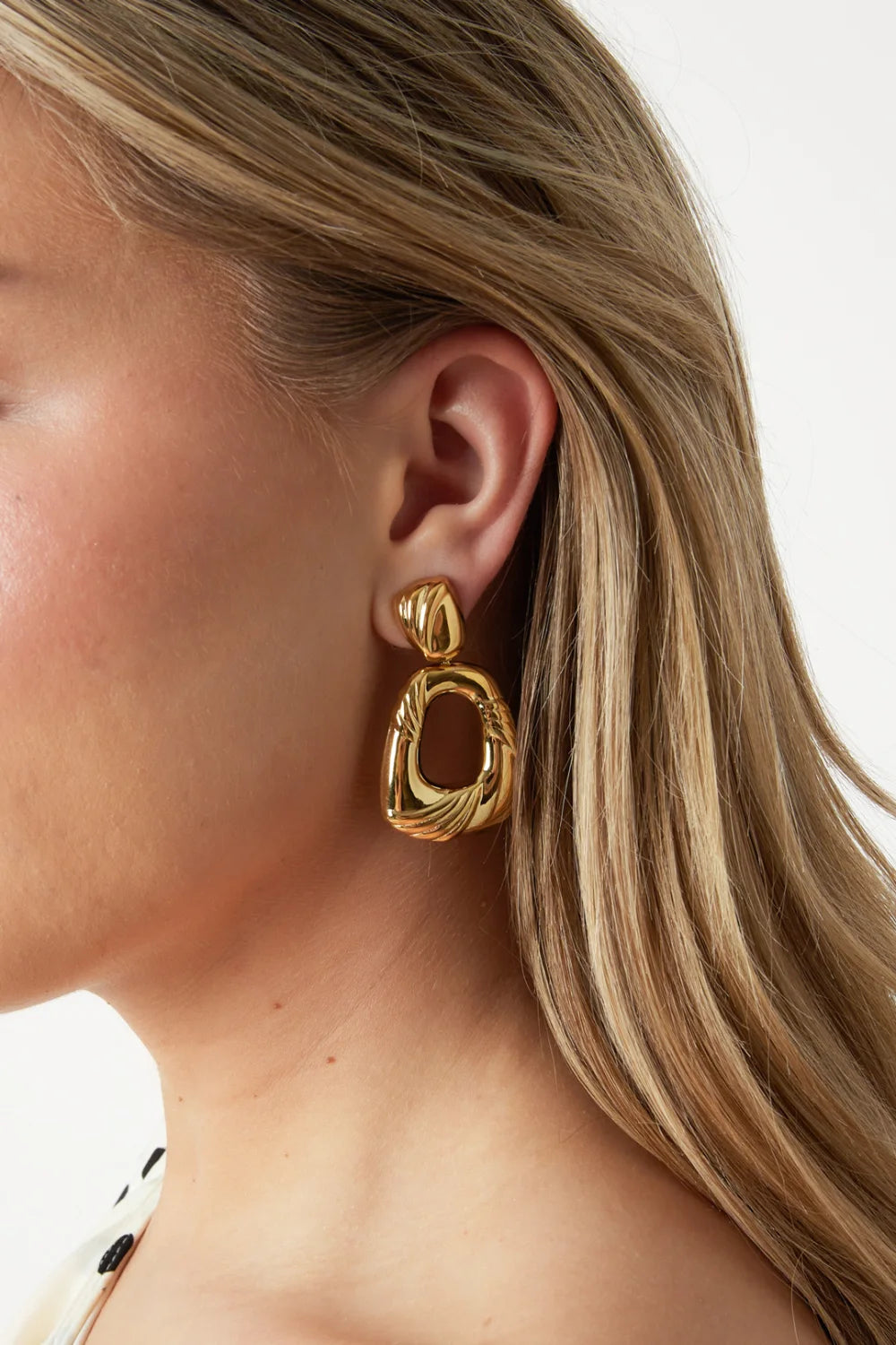 Chunky Gold Drop Earrings gedragen zijaanzicht 2