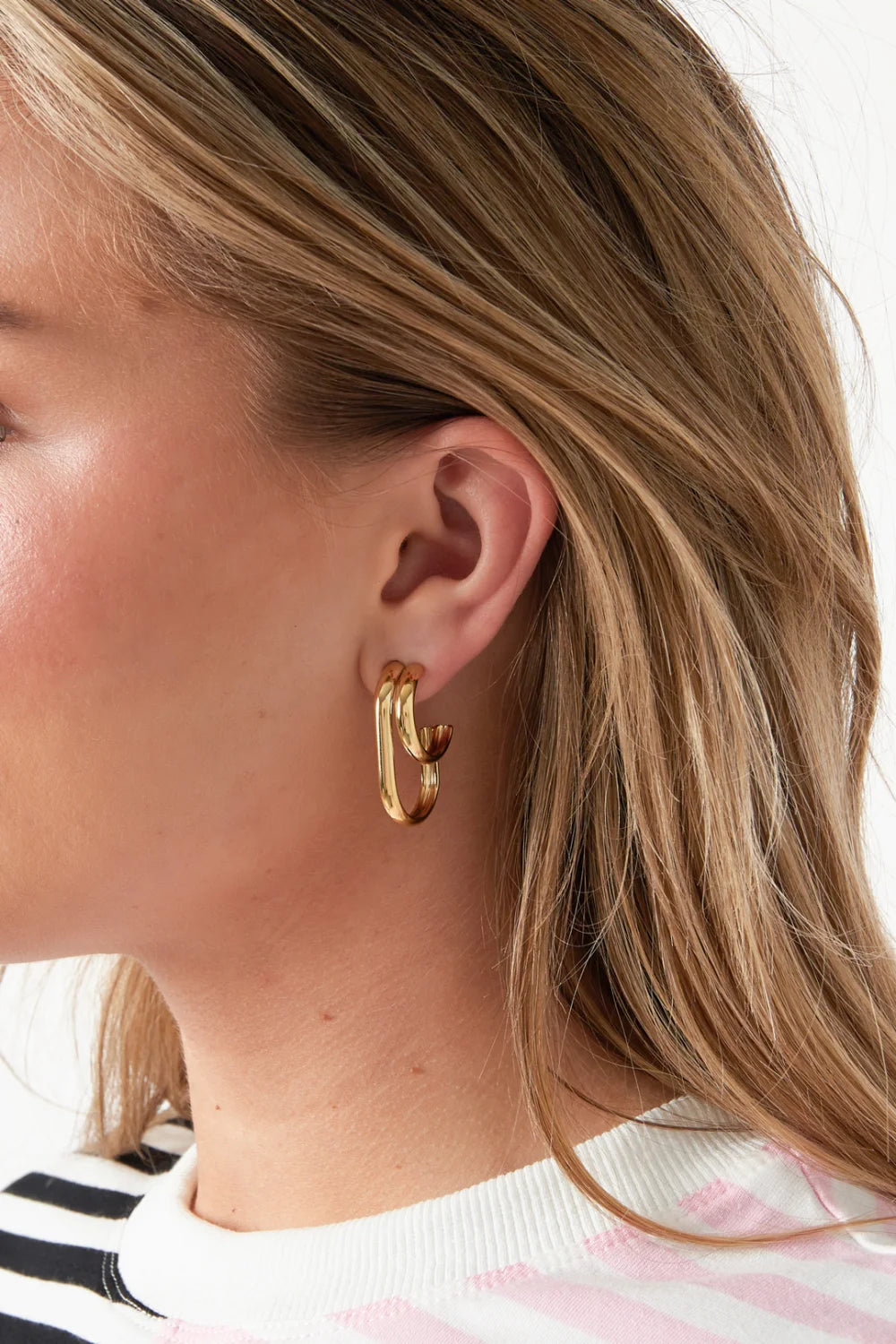 Double Gold Hoop Earrings gedragen zijaanzicht